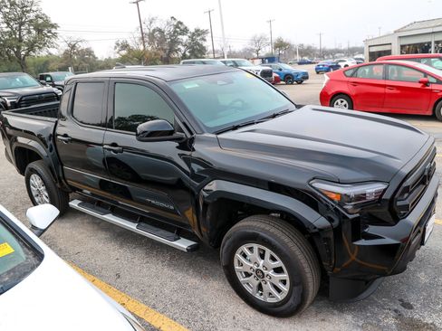 Used 2025 Toyota Tacoma SR5 image 6