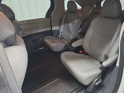 Used 2024 Toyota Sienna XLE image 31