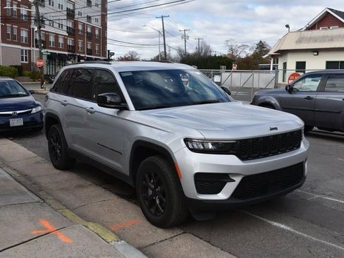 Used 2025 Jeep Grand Cherokee Altitude image 4