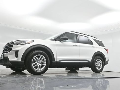 Used 2025 Ford Explorer Active RWD image 44