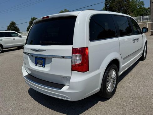 Used 2014 Chrysler Town & Country Limited w/ Luxury Group FWD image 3