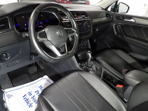 Used 2022 Volkswagen Tiguan SE w/ Panoramic Sunroof Package FWD image 11
