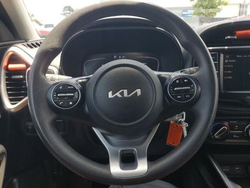Used 2023 Kia Soul LX w/ LX Technology Package FWD image 22