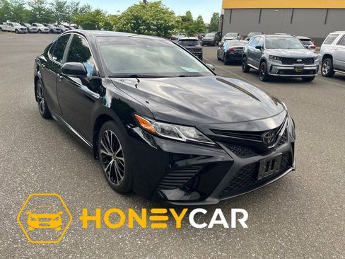Used 2020 Toyota Camry SE w/ Sunroof Package FWD image 1