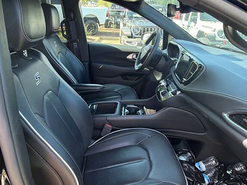 Used 2025 Chrysler Pacifica Limited FWD image 20