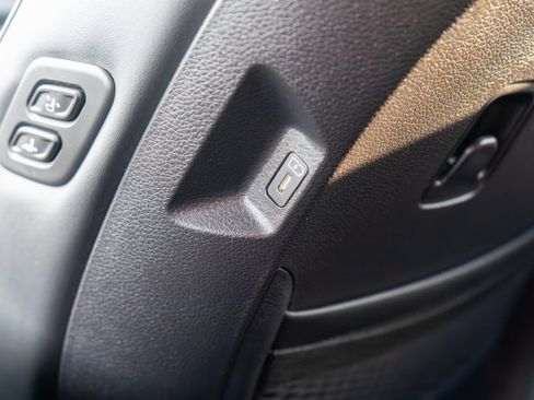 Used 2025 Kia Carnival EX image 23