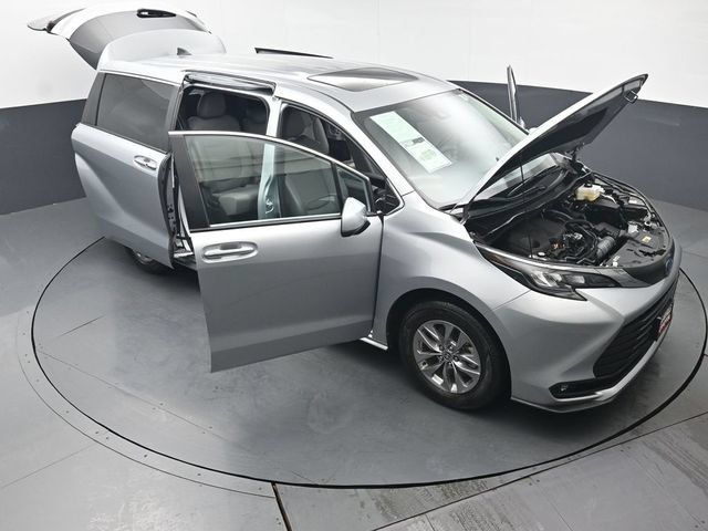 Used 2025 Toyota Sienna XLE FWD image 57