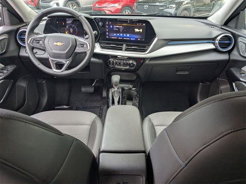 Used 2025 Chevrolet Trax LT w/ LT Convenience Package image 27