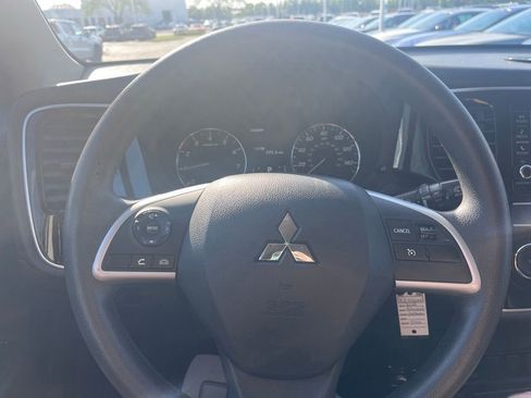 Used 2019 Mitsubishi Outlander ES AWD/4WD image 12