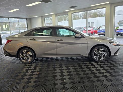New 2025 Hyundai Elantra Limited image 3