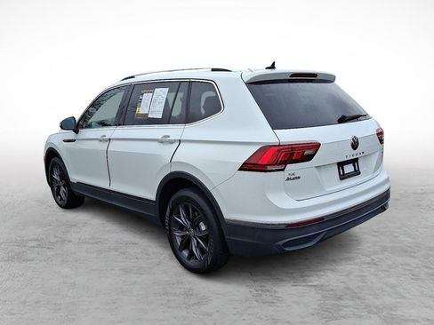 Used 2022 Volkswagen Tiguan SE w/ Panoramic Sunroof Package image 3