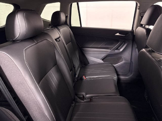 Used 2024 Volkswagen Tiguan SE AWD/4WD image 12