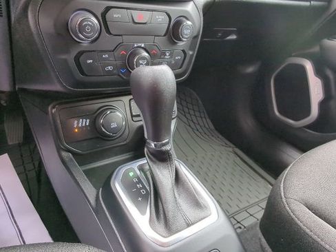 Used 2019 Jeep Renegade Latitude w/ Cold Weather Group image 23