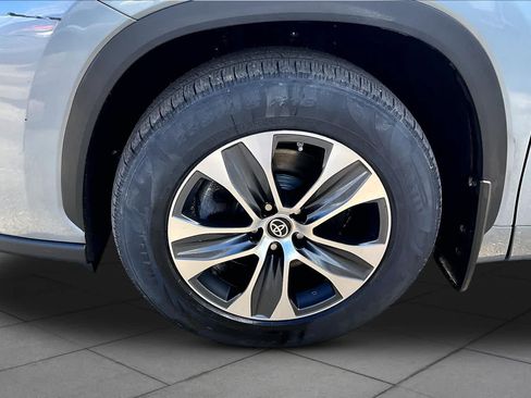 Used 2023 Toyota Highlander XLE AWD/4WD image 11
