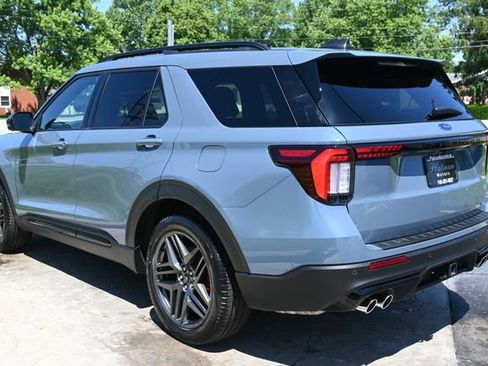 Used 2025 Ford Explorer ST AWD/4WD image 7