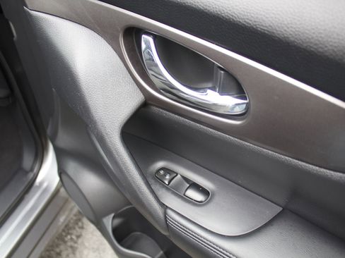 Used 2016 Nissan Rogue SV image 33