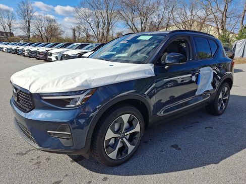 New 2026 Volvo XC40 B5 Core w/ Climate Package image 2