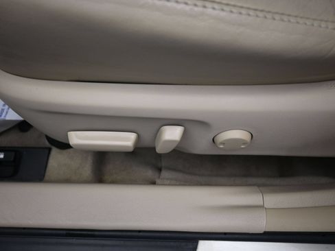 Used 2014 Toyota Camry XLE w/ Leather Package FWD image 10