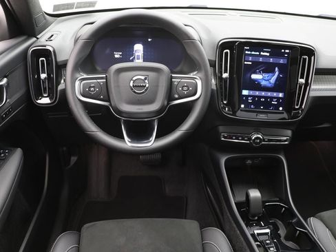 Used 2025 Volvo XC40 B5 Plus image 13