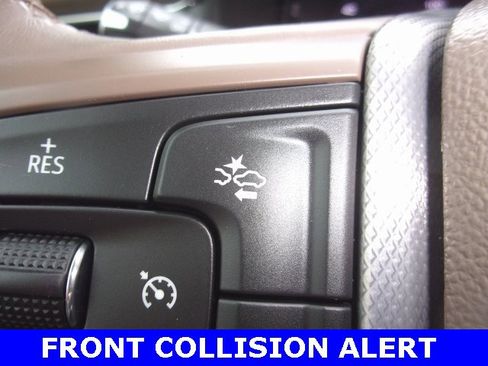 Used 2024 GMC Yukon XL Denali w/ Advanced Technology Package image 9