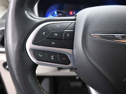 Used 2023 Chrysler Pacifica Touring-L FWD image 2