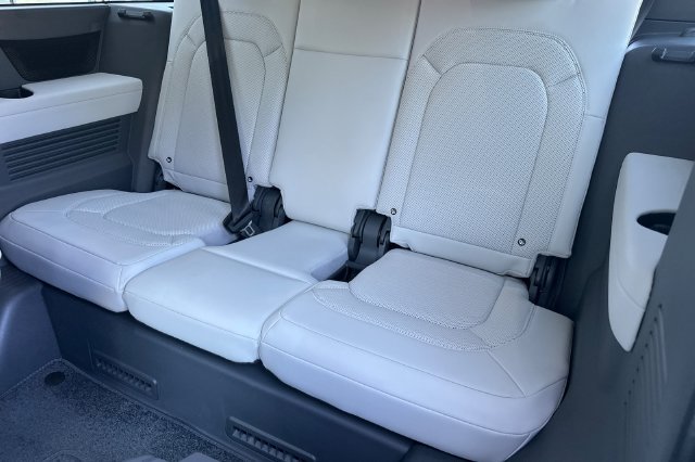 Certified 2025 Land Rover Defender 130 X-Dynamic SE AWD/4WD image 14