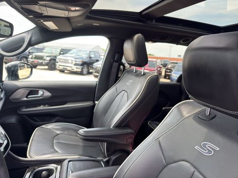 Used 2024 Chrysler Pacifica Limited w/ S Appearance Package FWD image 28