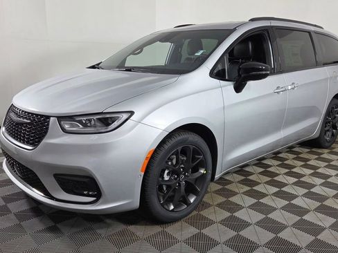 New 2026 Chrysler Pacifica Limited image 3