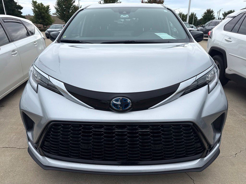 Certified 2022 Toyota Sienna XSE FWD image 3