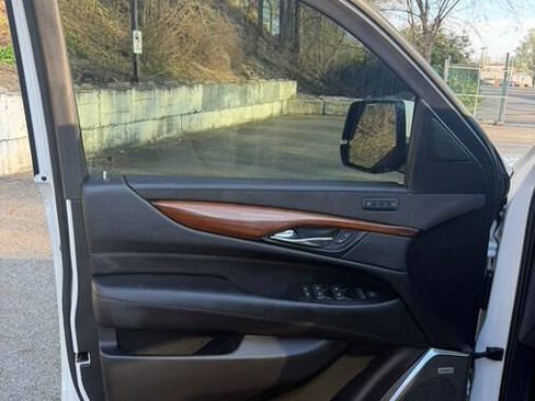 Used 2018 Cadillac Escalade Luxury image 38