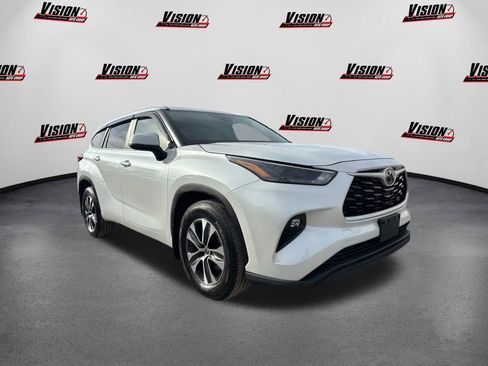 Used 2023 Toyota Highlander XLE image 3