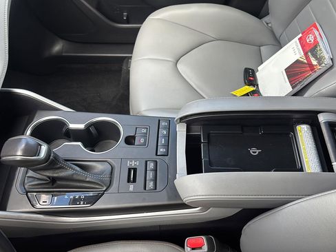 Used 2022 Toyota Highlander XLE AWD/4WD image 36