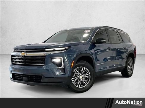 Used 2026 Chevrolet Traverse LT FWD image 1