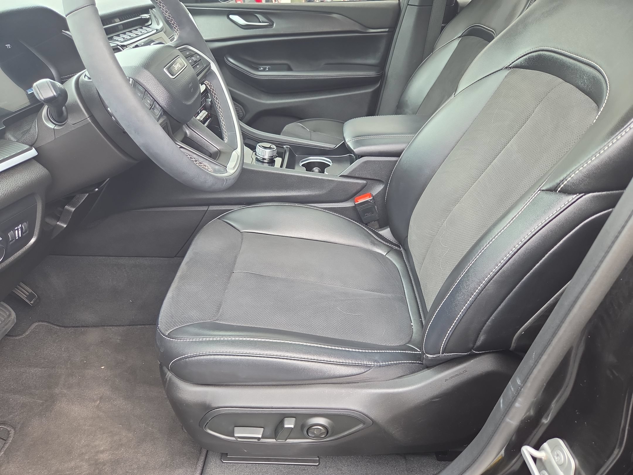 Used 2024 Jeep Grand Cherokee L Altitude RWD image 13
