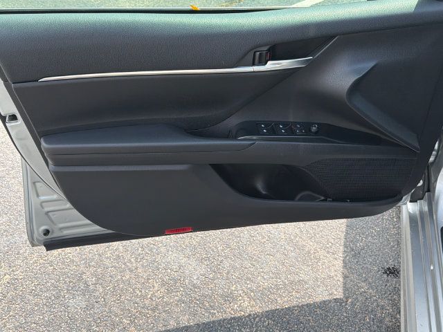 Used 2020 Toyota Camry SE FWD image 11