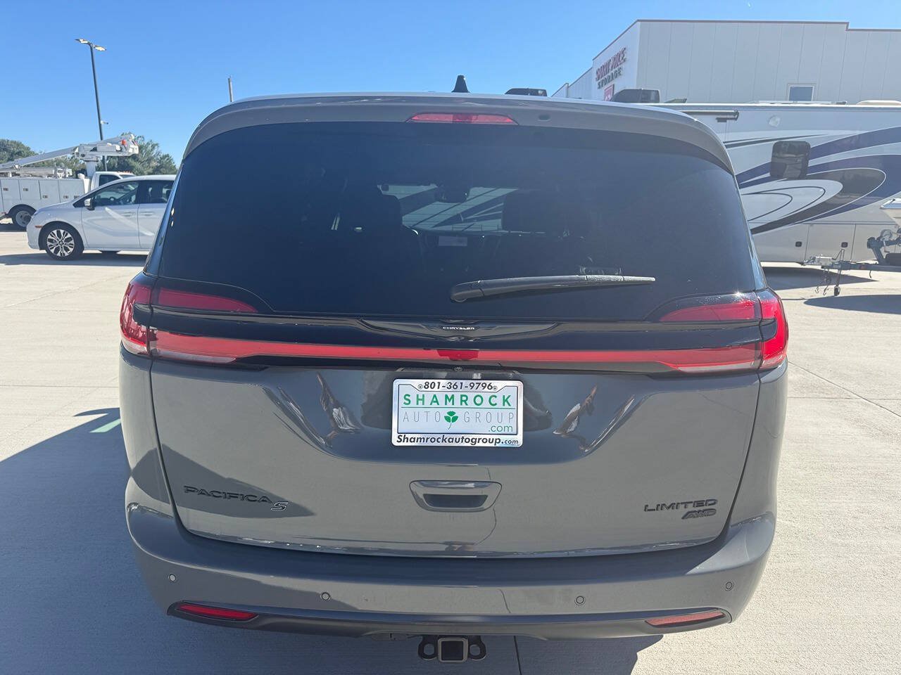 Used 2023 Chrysler Pacifica Limited w/ Uconnect Theater Family Group AWD/4WD image 4