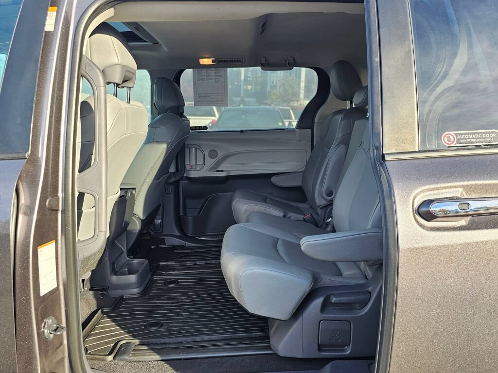 Used 2021 Toyota Sienna XLE FWD image 26