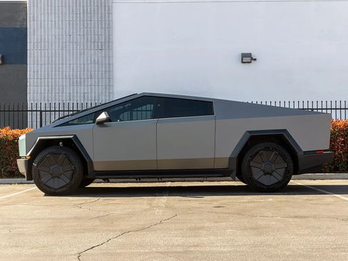 Used 2024 Tesla Cybertruck AWD Crew Cab image 7