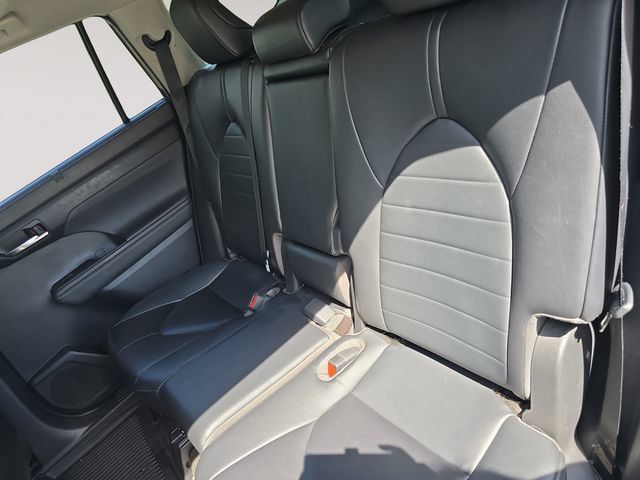 Used 2023 Toyota Highlander XLE AWD/4WD image 13