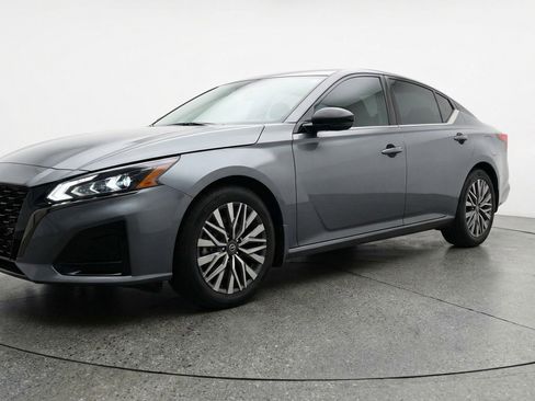 Used 2025 Nissan Altima 2.5 SV FWD image 3