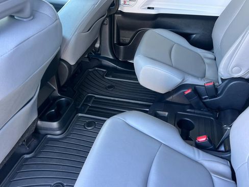 Used 2025 Toyota Sienna XLE FWD image 14