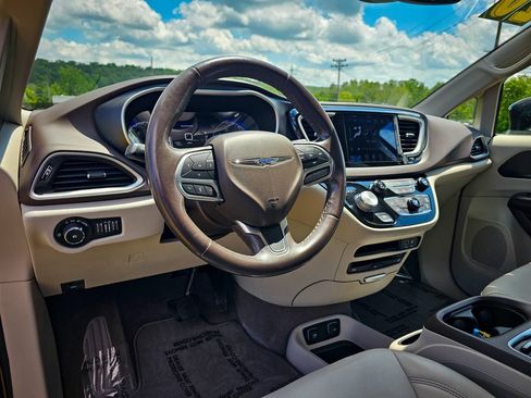 Used 2020 Chrysler Pacifica Touring-L Plus FWD image 12