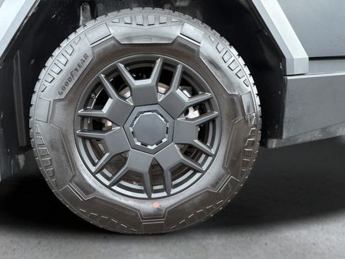 Used 2024 Tesla Cybertruck AWD Crew Cab image 21