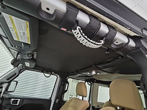 Used 2021 Jeep Wrangler Unlimited Sahara image 28