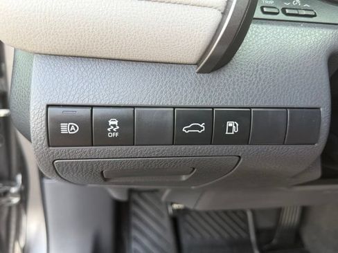 Used 2018 Toyota Camry LE FWD image 18