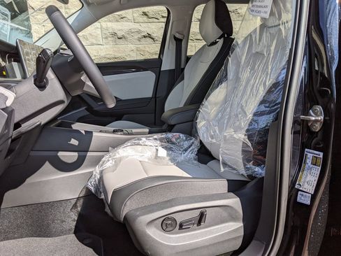 New 2025 Volkswagen Tiguan SE image 12