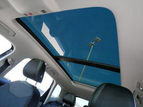 Certified 2022 Volkswagen Taos SE w/ Panoramic Sunroof Package AWD/4WD image 32