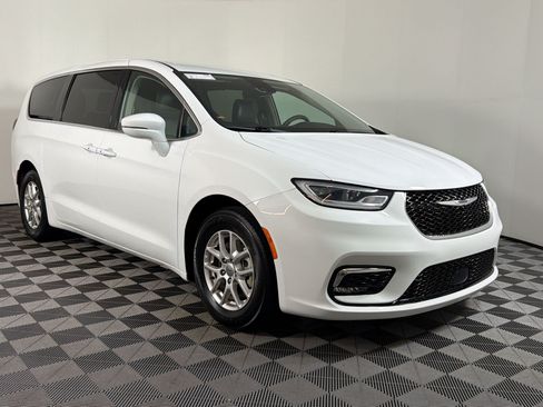 Used 2024 Chrysler Pacifica Touring-L FWD image 24