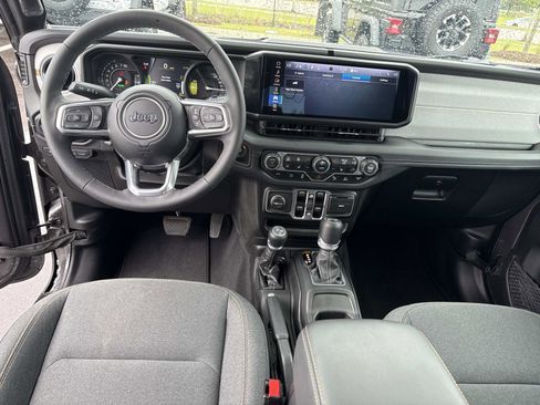 Used 2025 Jeep Wrangler Unlimited Sahara w/ Safety Group image 15