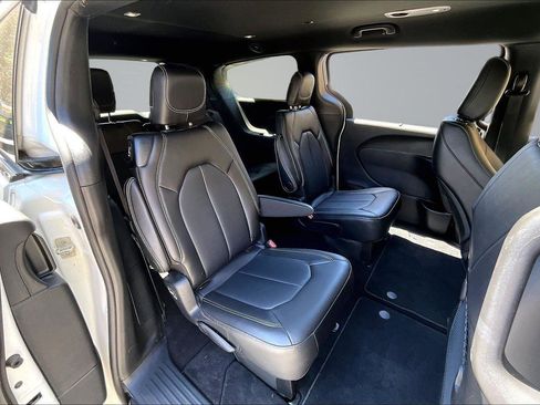 Used 2025 Chrysler Pacifica Select FWD image 28